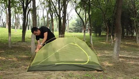 游客在露营地搭起帐篷高清图片下载-正版图片503546754-摄图网