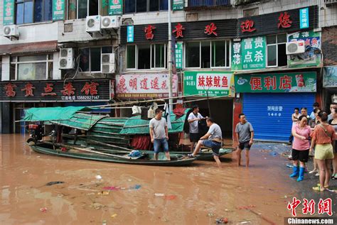 南方多地遭暴雨袭击 这大水中的一幕幕画面让人揪心！_图片_中国小康网