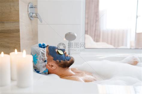 男人在浴室洗澡时用面膜敷脸护肤高清图片下载-正版图片302598151-摄图网