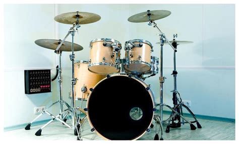 演奏架子鼓的摇滚鼓手高清图片下载-正版图片600446751-摄图网