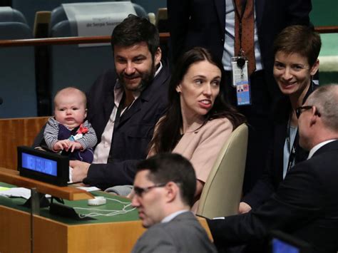 新西兰总理带娃出席联合国大会 会场换尿布吓坏日本代表