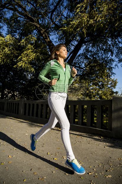 在公园里跑步的年轻女子高清图片下载-正版图片507235771-摄图网