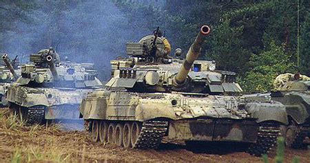 俄军最先进坦克被随意丢弃，被曝光内部结构简陋，能有战斗力吗？__财经头条