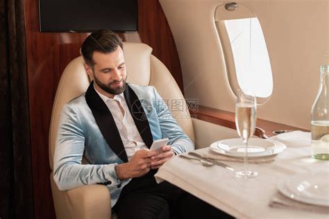 高雅的男人坐在私人喷气式飞机的餐桌旁高清图片下载-正版图片503820353-摄图网