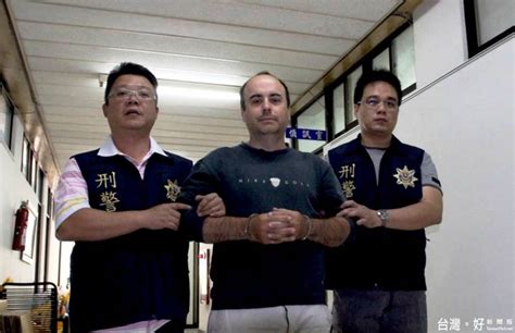 美国人在台湾受审 当庭割颈自杀_手机凤凰网