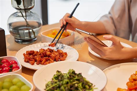青年女性吃饭夹菜特写高清图片下载-正版图片501804128-摄图网