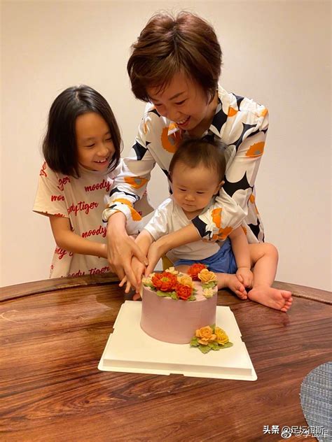 张怡宁简介(40岁张怡宁单手抱儿子庆生，漂亮女儿献花，60岁老公准备4块蛋糕) | 人物集