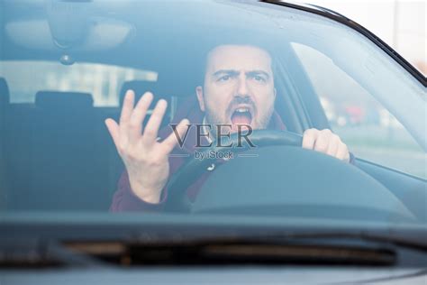 一个粗鲁的人开着他的车，不停地争吵照片摄影图片_ID:164680446-Veer图库