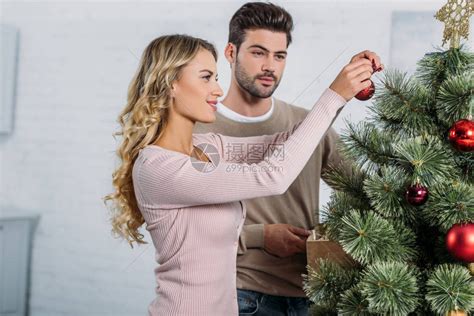 和男友的男朋友在家中一起装饰圣诞树高清图片下载-正版图片502686393-摄图网
