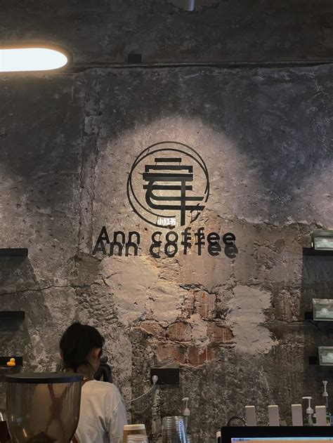 叙利亚风咖啡店｜工业水泥灰与红砖墙太配了