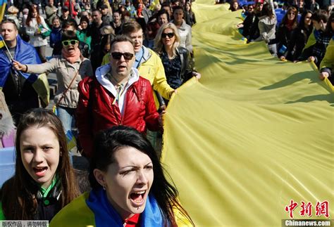 乌克兰民众“拼”巨型国旗抗议克里米亚入俄(组图)_财经_中国网