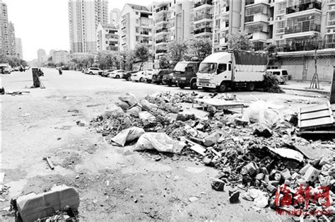 莆田学园北街西庚小区旁建筑垃圾成堆 脏乱不堪 - 荔城区 - 东南网