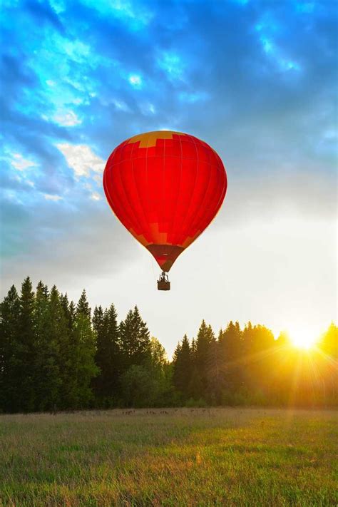 空中的热气球图片-天空中漂浮的热气球素材-高清图片-摄影照片-寻图免费打包下载