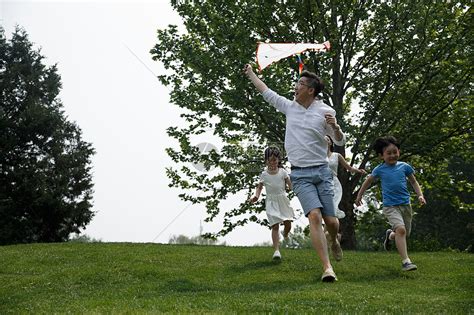 无忧无虑快乐家庭在草地上奔跑高清图片下载-正版图片501940829-摄图网