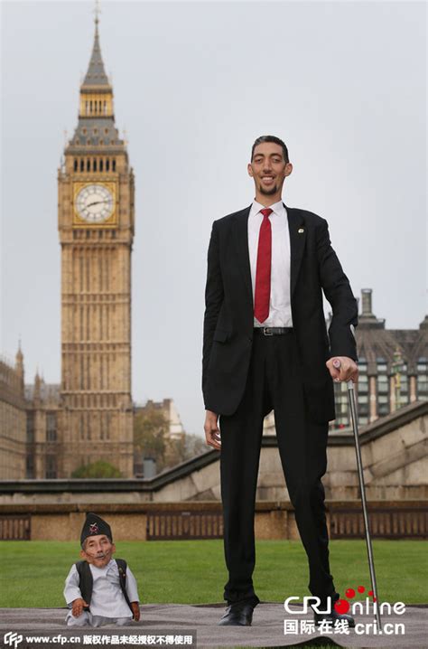 吉尼斯世界纪录日：世界“最高”遇上“最矮”(图)|男子|身高_凤凰资讯