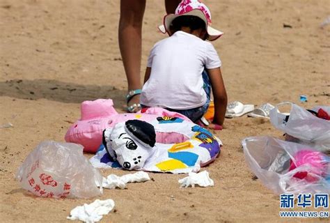 游客随手丢弃垃圾现象严重 青岛海滩成垃圾场（组图） - 污染曝光 - 中国网•东海资讯