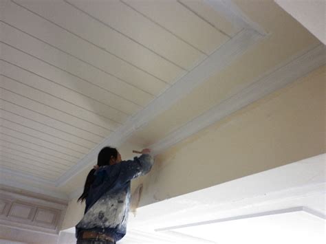 石膏线安装有讲究，应在墙面刮腻子之前安装石膏线