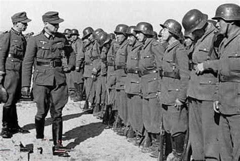 老照片：二战中的英军士兵，被苏军俘虏的德军士兵__财经头条