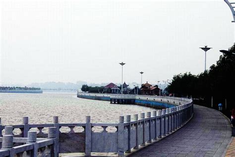 重庆南川：滨河公园戏水享清凉