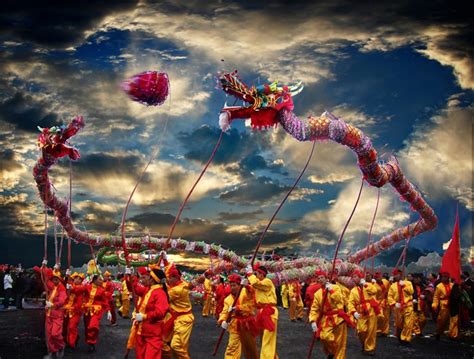 在中国农历新年的晚上，舞龙和烟花表演。视频素材_ID:VCG42N903323172-VCG.COM