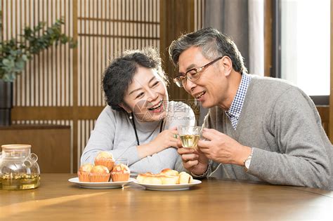 老年夫妇喝茶聊天高清图片下载-正版图片501167415-摄图网