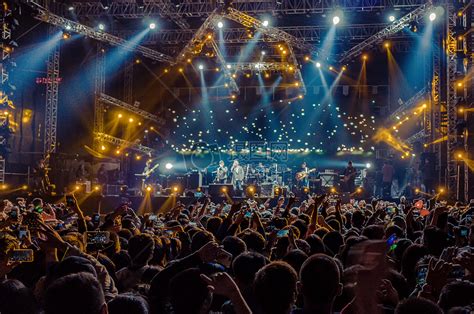武汉草莓音乐节上狂热的舞台现场和观众高清图片下载-正版图片500515355-摄图网