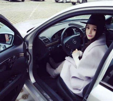 开豪车的女生壁纸图片
