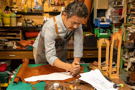 中年男性皮匠切割剪裁皮料高清图片下载-正版图片501674275-摄图网