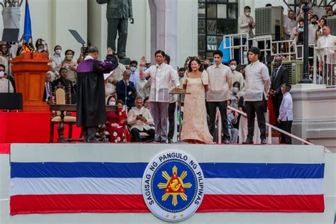 杜特尔特长女萨拉宣誓就任菲律宾副总统_凤凰网视频_凤凰网