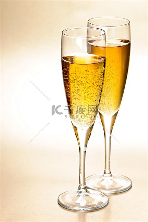香槟酒杯的种类和形状解析 带你了解香槟的世界