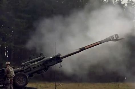 美国向乌克兰提供M777榴弹炮等重型武器，此举有何针对性？_凤凰网视频_凤凰网