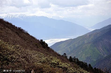 西藏林芝：雪山与层林尽染 秋日风光无限 藏地阳光新闻网
