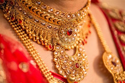印度婚礼中新娘的珠宝高清图片下载-正版图片505145173-摄图网
