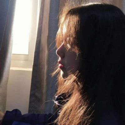 女生高冷温柔头像遮脸