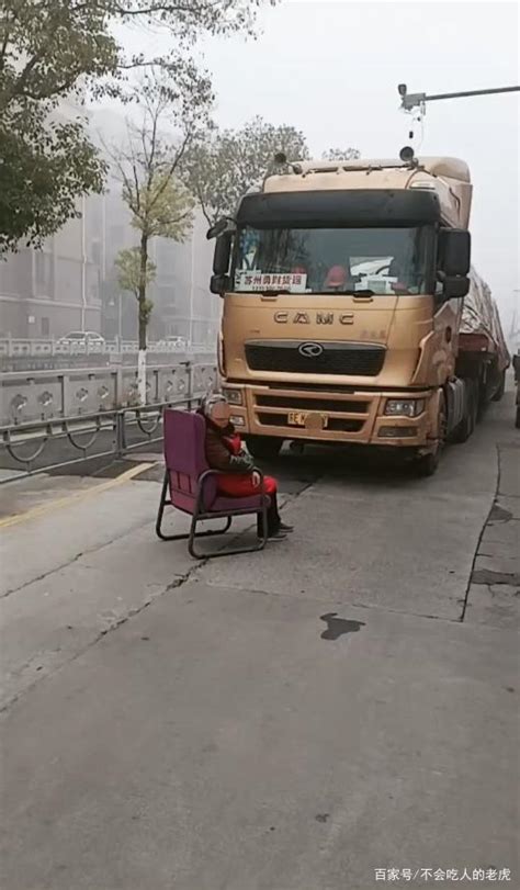 江苏昆山：货车送货途老太太坐椅上拦路_卡车之家
