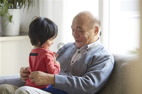 微笑的爷爷和孙子一起玩高清图片下载-正版图片502156863-摄图网