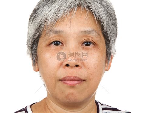 亚裔成年妇女生活工作室女性白色折叠女士微笑皱纹闲暇退休高清图片下载-正版图片320709113-摄图网