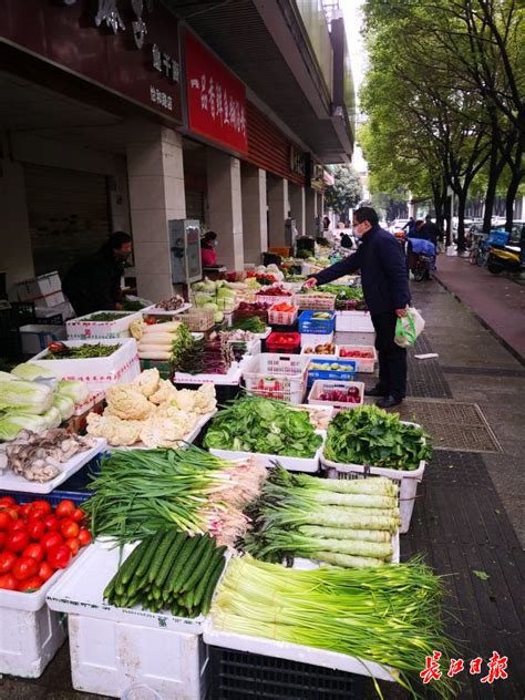 “出大门走几步就能买到新鲜蔬菜”，露天临时小型菜市场受市民欢迎_武汉_新闻中心_长江网_cjn.cn