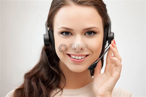 帮助热线办公室女性服务台快乐求助工人耳机技术接待员微笑高清图片下载-正版图片321385354-摄图网