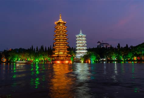 【今日中元节】桂林中元节万盏河灯漂放活动，中国广西 （© VCG/Getty Images）
