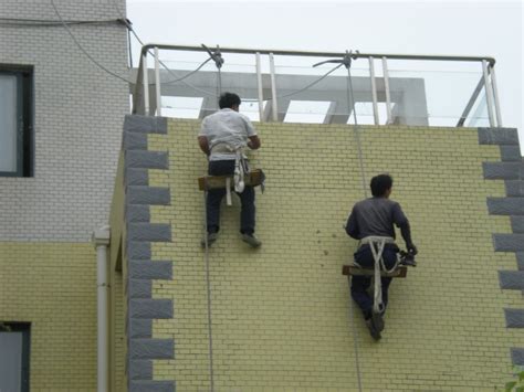 欧式外墙施工中案例，搭着架子，不一样的风格 - 柳州欧华建材公司