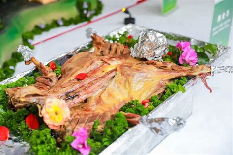 环县素有"羊肉十八吃"的美誉 第一吃要属烤全羊凤凰网甘肃_凤凰网