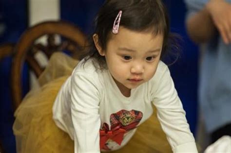 贾乃亮李小璐为女儿庆生，甜馨搂着爸爸父女情深，和妈妈如同姐妹