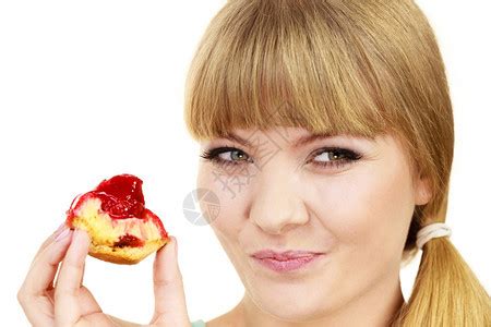 甜美的食物饱和脂肪的概念妇女面对张开的嘴吃蛋糕蓝背景高清图片下载-正版图片304694369-摄图网