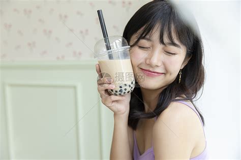 手端奶茶的图片