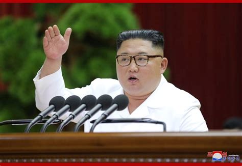 朝鲜公布25日进行导弹射击画面 金正恩亲临现场观看