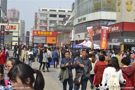 国庆假期青岛台东步行街游客爆满，现场人挤人水泄不通|台东|步行街|青岛_新浪新闻