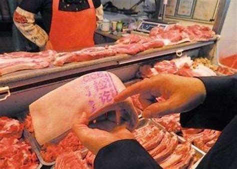 买猪肉时，发现有盖红色章，还有盖蓝色章，哪种肉可以放心食用？|猪肉|印章|检疫_新浪新闻