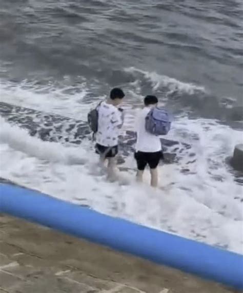 揪心！青岛2名小伙海边玩被巨浪卷走，浪花中挣扎多次最后失踪__财经头条