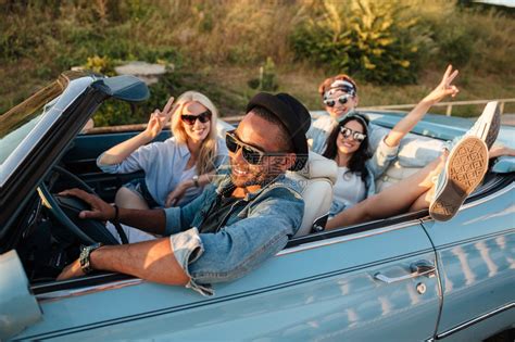 一群微笑着的年轻朋友驾驶汽车在夏天高清图片下载-正版图片504964469-摄图网